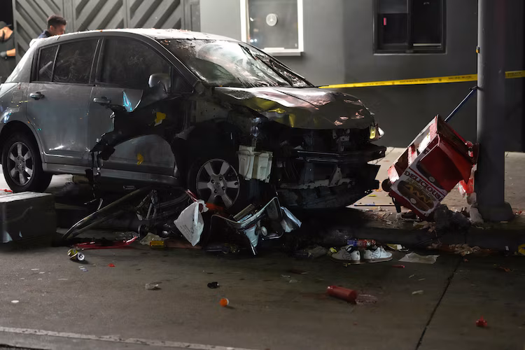 la-car-crash-02-ap-jt-250719_1752930143051_hpEmbed_3x2